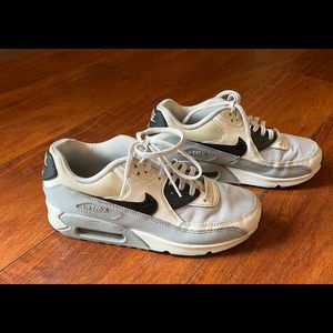 Nike air max white/gray/black sneakers in a size 7 (boys 5).